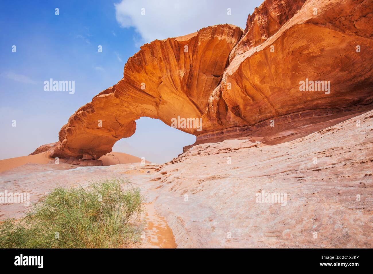 Deserto di Wadi Rum, Giordania. Il ponte di roccia di Kharaz. Foto Stock