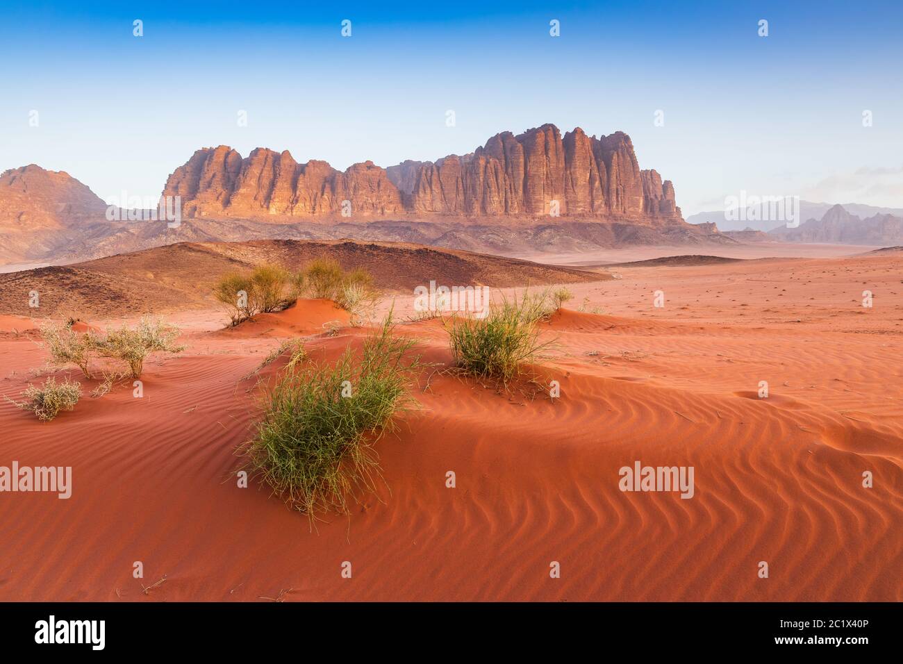 Deserto di Wadi Rum, Giordania. Il deserto rosso e la montagna Jabal al Qattar. Foto Stock