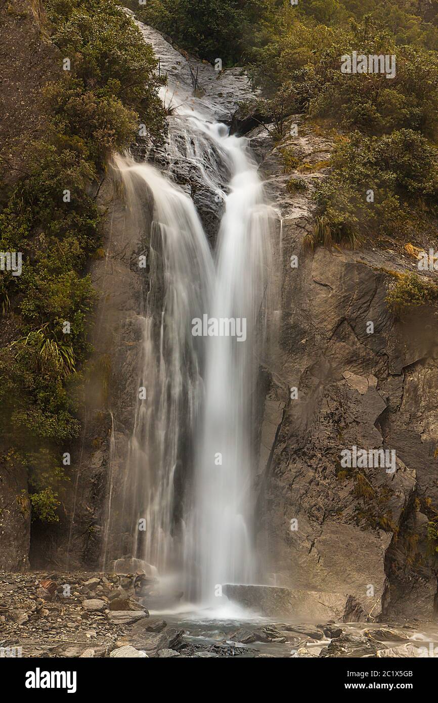 Cascata ai piedi del Ghiacciaio Franz Josef Foto Stock