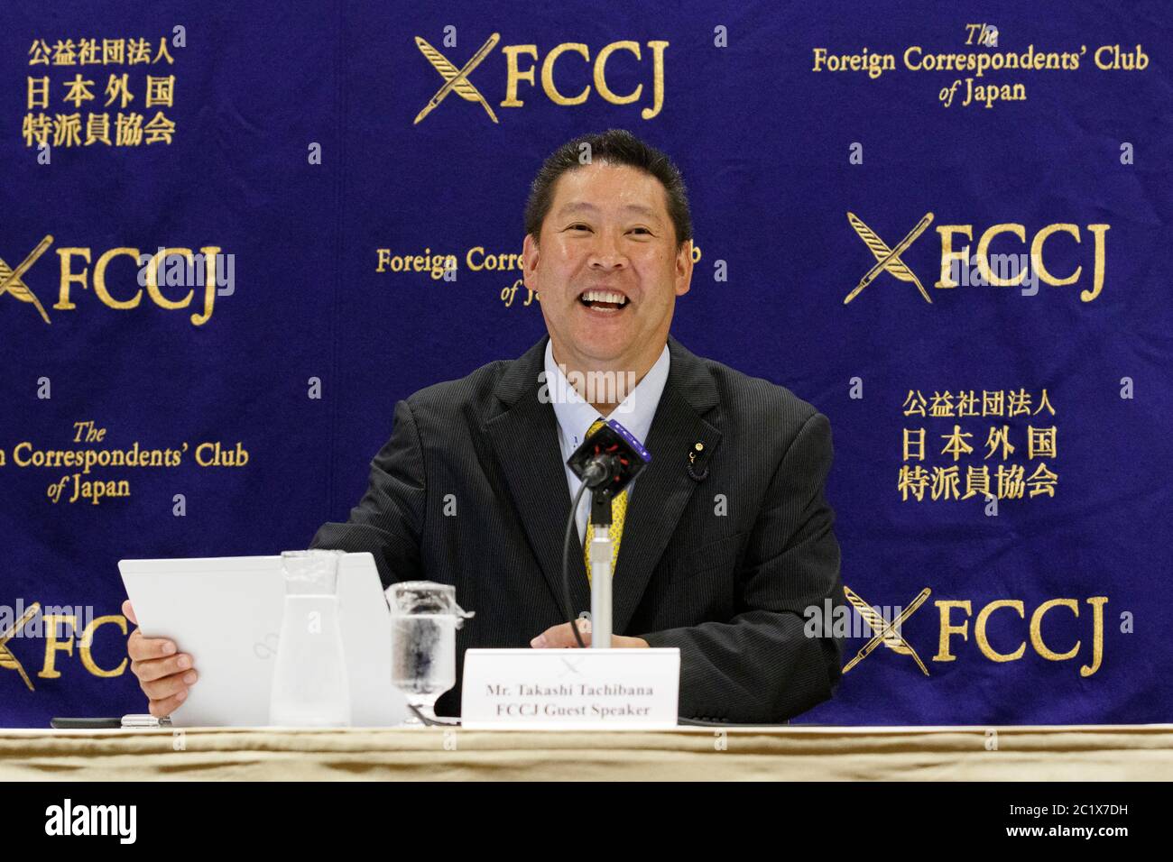 Il candidato della Tokyo Gubernatorial Takashi Tachibana parla durante una conferenza stampa al Foreign Corresidents' Club del Giappone il 16 giugno 2020, Tokyo, Giappone. Le elezioni gubernatoriali si terranno il 5 luglio. Credit: Rondrigo Reyes Marin/AFLO/Alamy Live News Foto Stock