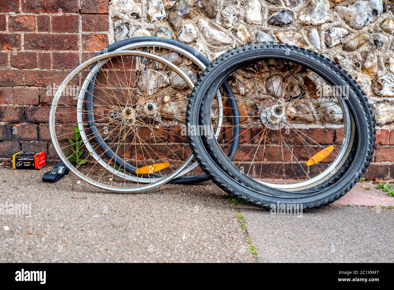 Brighton UK, 15 giugno 2020: Vista di Brighton con parti di bicicletta abbandonate Foto Stock