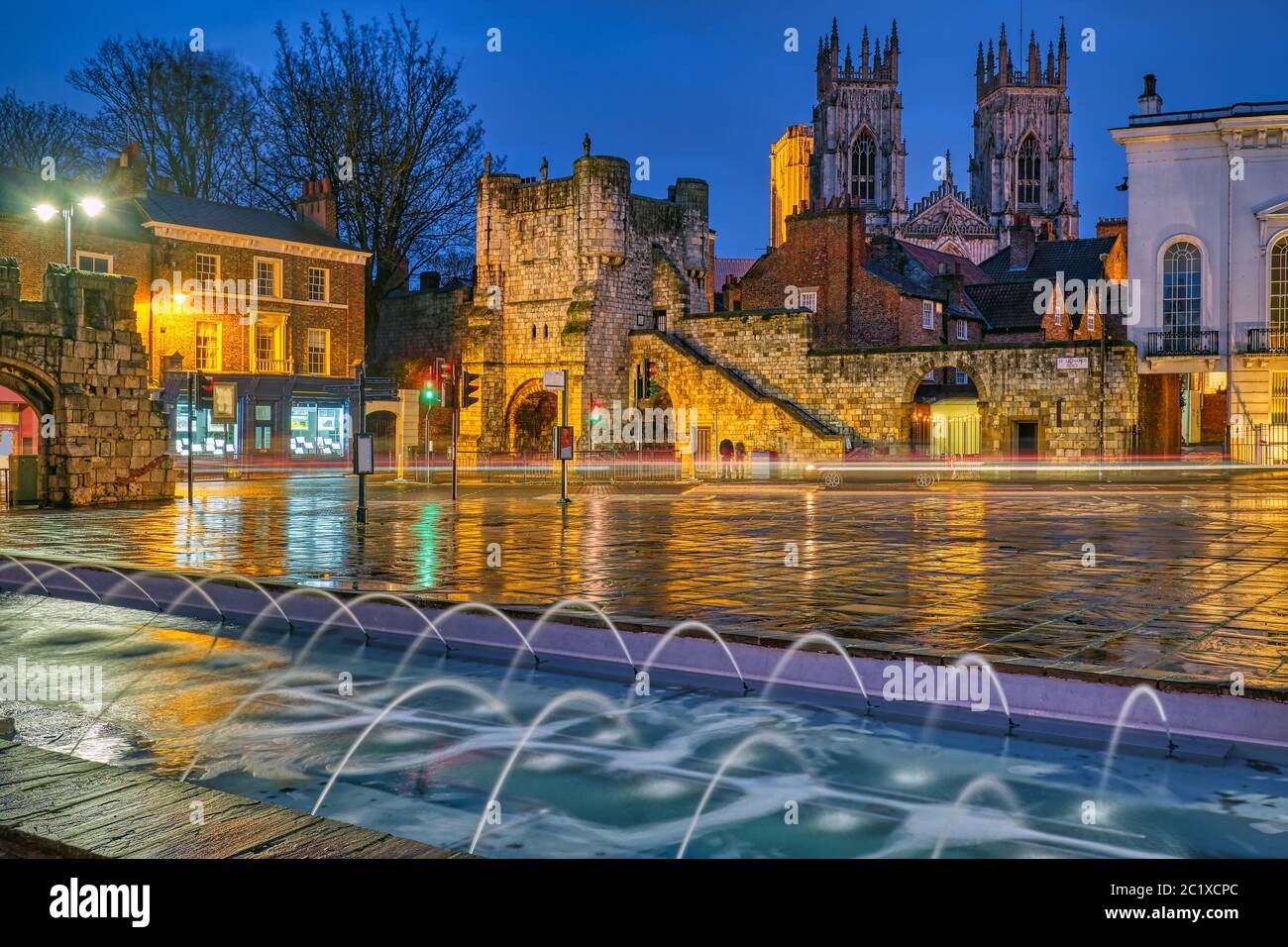 Bootham Bar e la famosa cattedrale di York Minster di notte Foto Stock