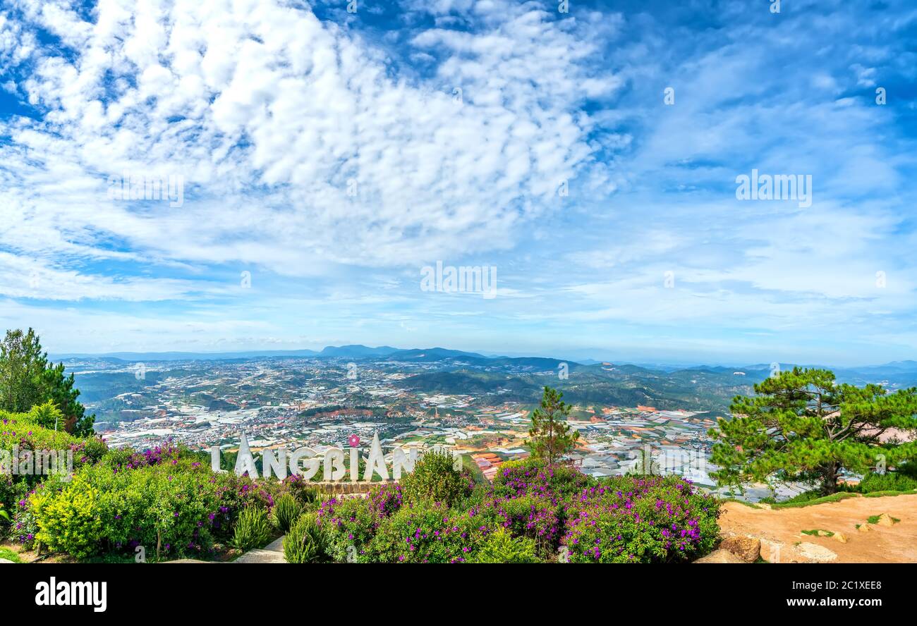Paesaggio in cima Monte Langbiang, sotto sono gli orti, fioraio approvvigionamento alimentare per tutta la regione, luogo di escursioni, altopiani centrali Foto Stock