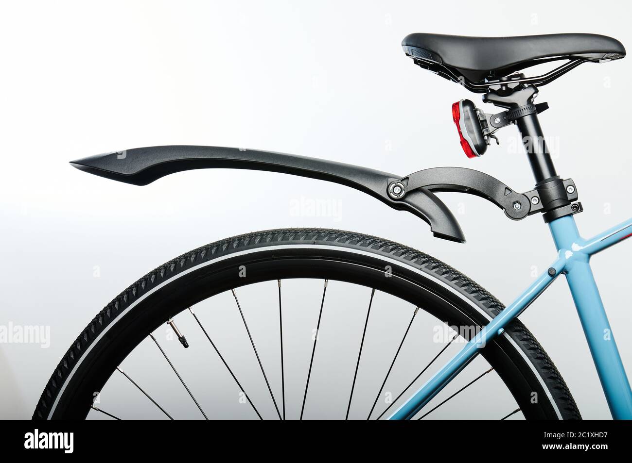 Ruota posteriore della bicicletta con sedile isolato su sfondo grigio Foto Stock