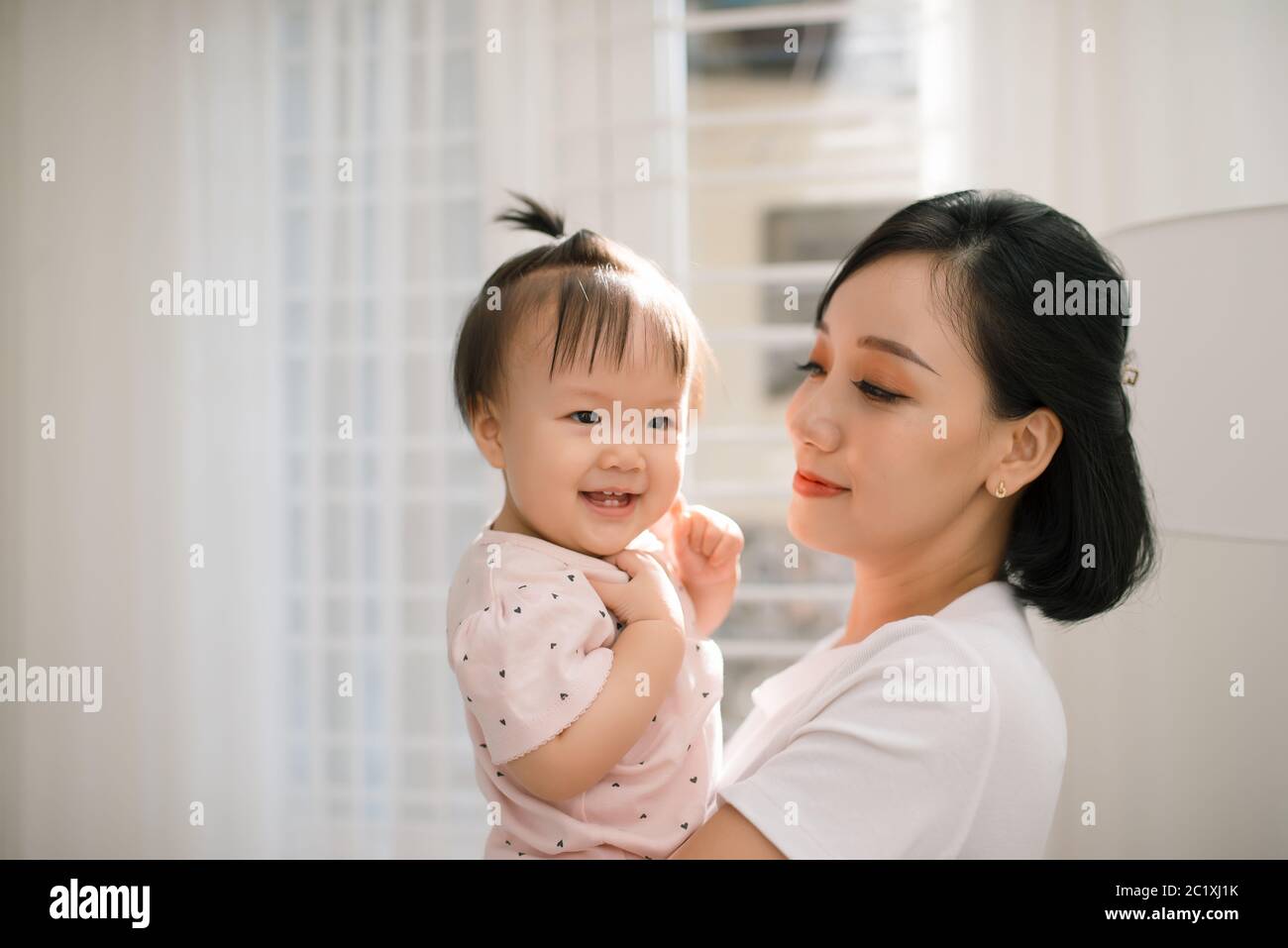Singola mamma e figlia ritratto. La famiglia felice e concetto di persone. Madre e bambini giorno tema. Foto Stock