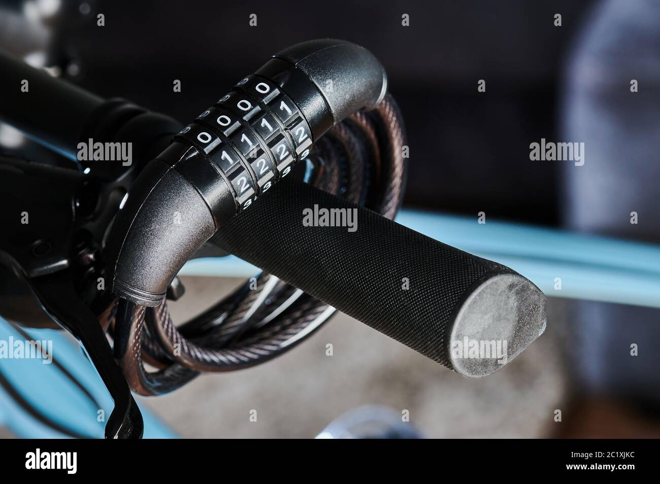 Serratura per bicicletta con cavo sulla maniglia vista ravvicinata Foto Stock