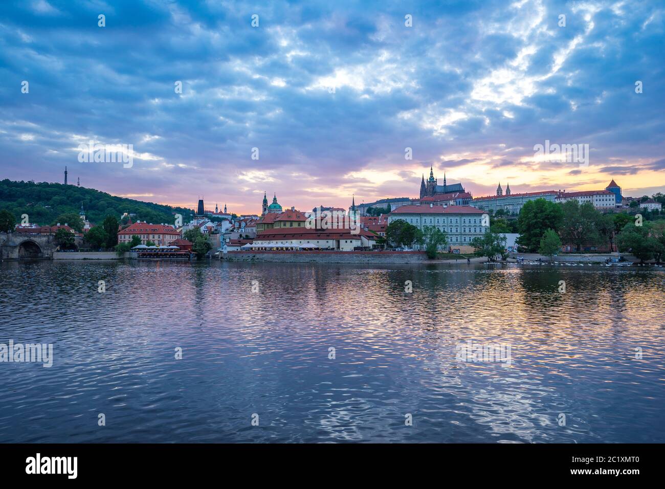 Skyline della città vecchia di Praga al tramonto nella Repubblica Ceca Foto Stock
