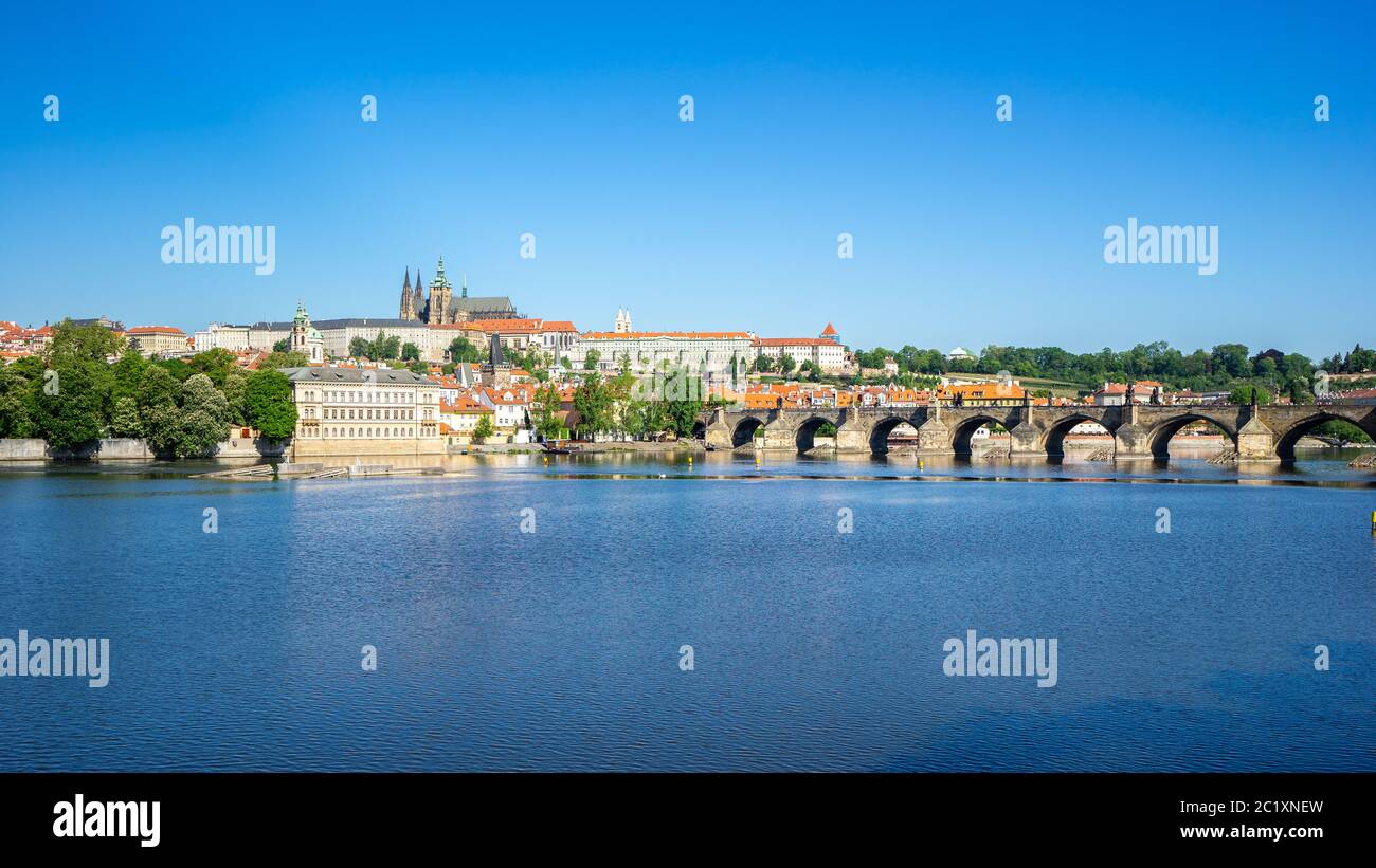 Ponte Carlo con skyline di Praga, Repubblica Ceca Foto Stock