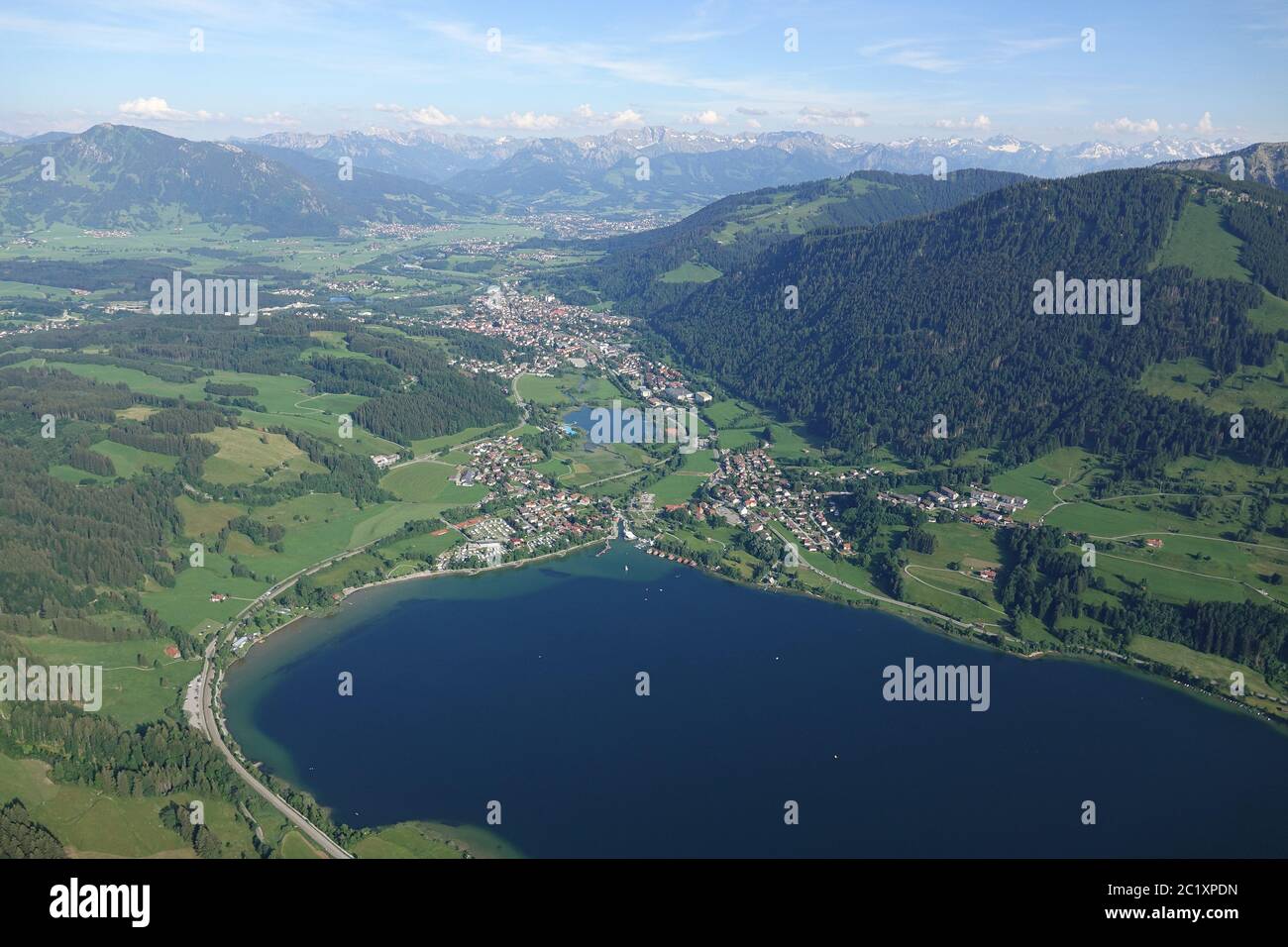 Vista aerea del paesaggio nel AllgÃ¤u sull'Alpsee a Immenstadt. Foto Stock