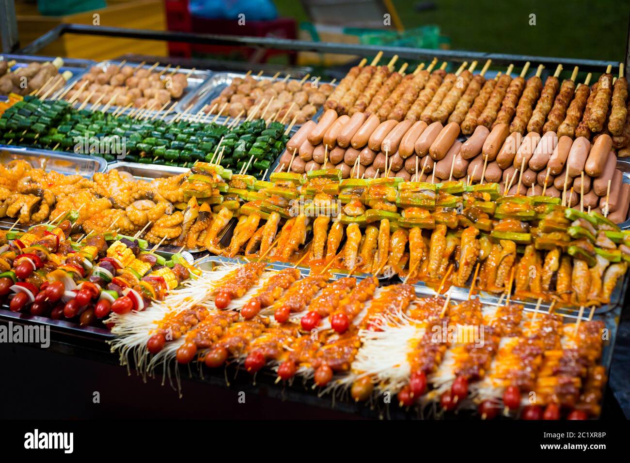 Cibo delizioso sul colorato mercato notturno Tay Do. CAN Tho, Vietnam. Mercato locale delle limousine vietnamite. Foto Stock