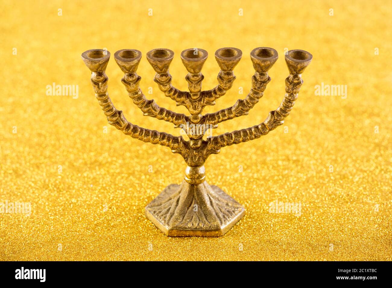 Il Menorah su sfondo dorato Foto Stock