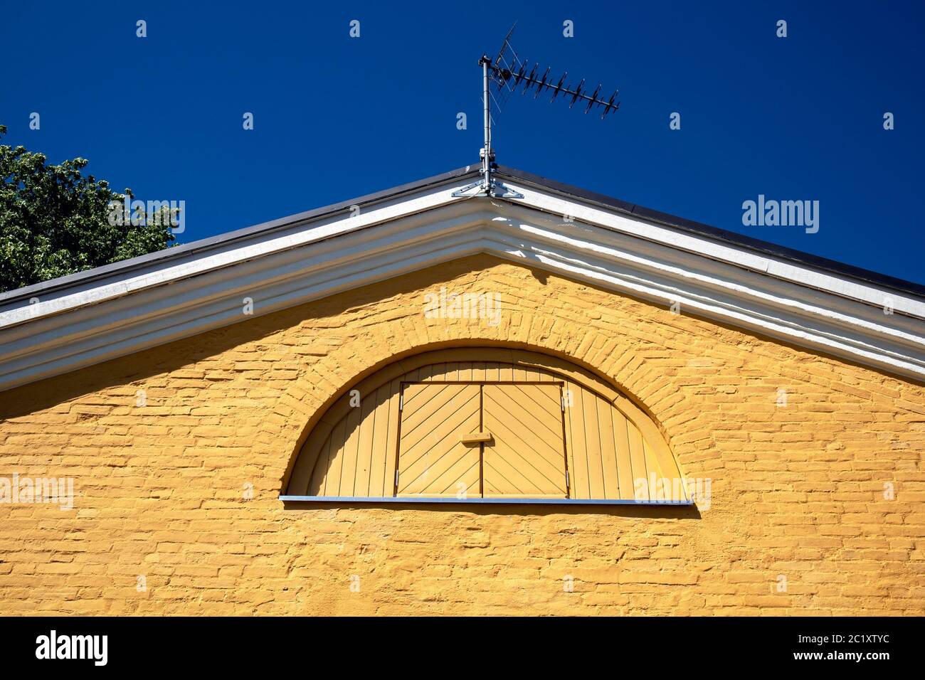 chiuso il portello al tetto su un edificio giallo Foto Stock
