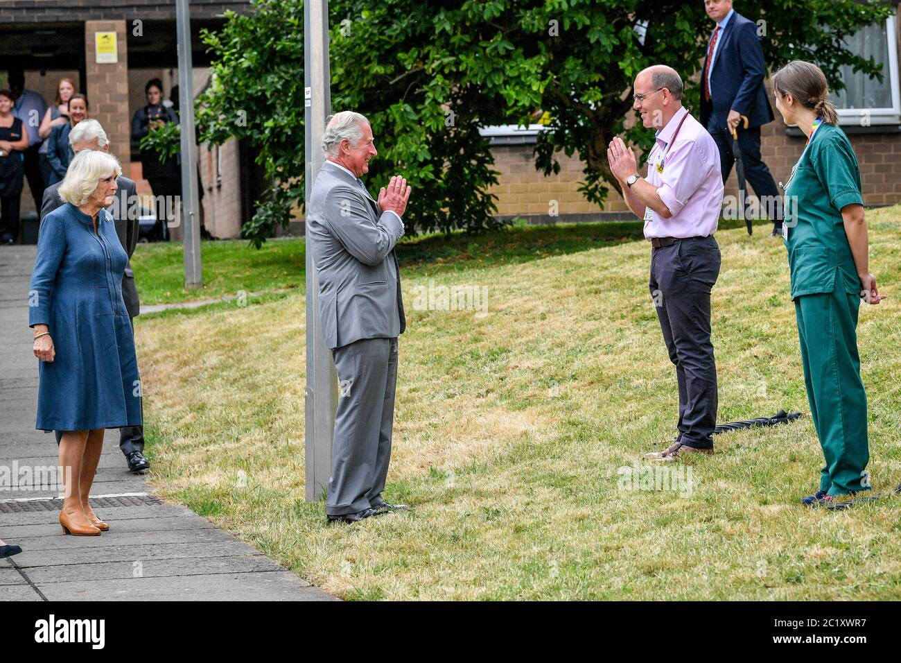 Il Principe del Galles rimane socialmente distanziato mentre a esegue una namaste al Professor Mark Pietroni quando arriva con la Duchessa di Cornovaglia al Gloucestershire Royal Hospital per incontrare i lavoratori chiave di prima linea che hanno risposto alla pandemia COVID-19 durante una visita al Gloucestershire Royal Hospital. Foto Stock