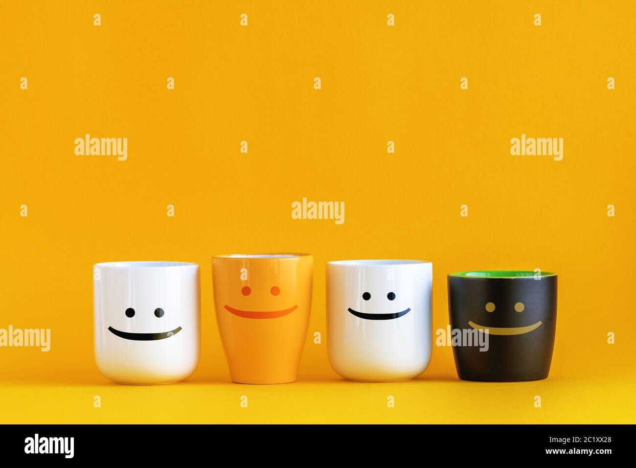 Coffee Coppe con emoticon felici - immagine concettuale per Business Team Coffee Break con Copy Space Foto Stock