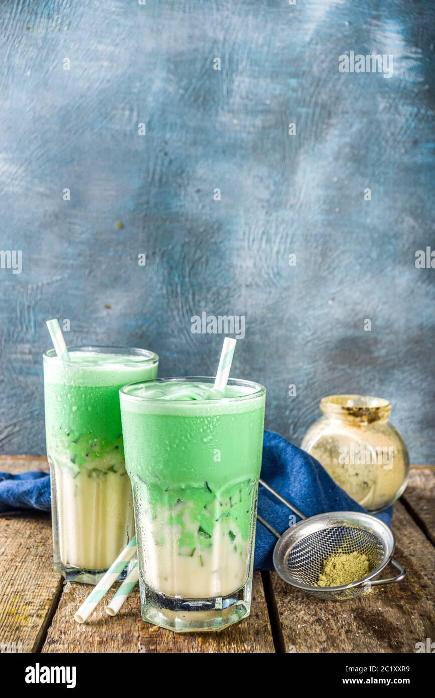 Bevanda estiva fredda, tè matcha latte in stile caffè Dalgona, con tè matcha montato e latte vegano biologico freddo non caseario. Foto Stock