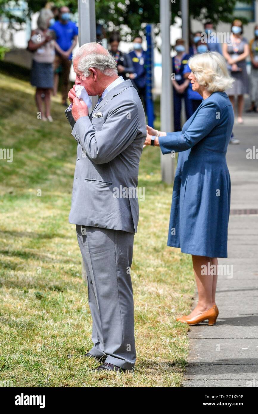 Il Principe del Galles e la Duchessa di Cornovaglia incontrano lavoratori di prima linea che hanno risposto alla pandemia della COVID-19 durante una visita al Gloucestershire Royal Hospital. Foto Stock