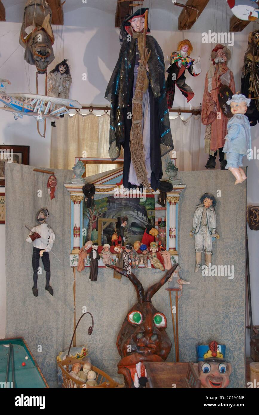 Sala giochi per bambini, bambole e teatro di marionette presso la Granja, un museo delle tradizioni e della storia di Maiorca, Esporles, Maiorca. Foto Stock