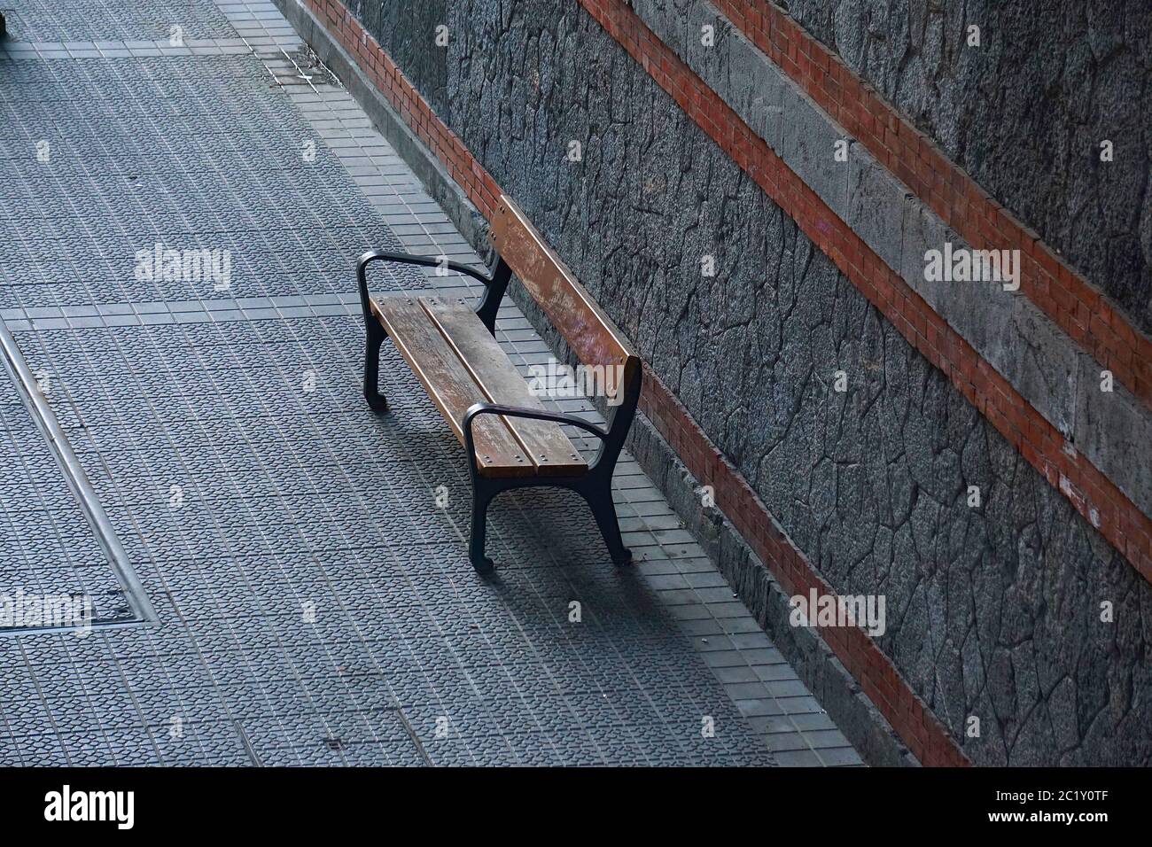 Panca in legno in strada Foto Stock