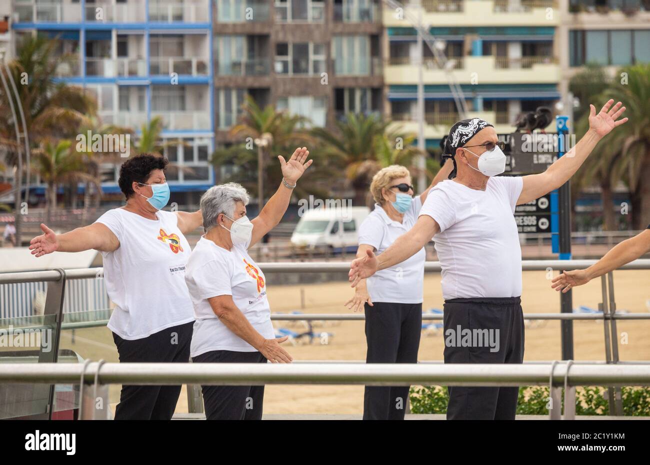 Las Palmas, Gran Canaria, Isole Canarie, Spagna. 16 Giugno 2020. Lezione di Tai Chi con tutti i rivestimenti che si affacciano su una spiaggia cittadina di Las Palmas, sulla Gran Canaria, senza turisti. Con la Spagna che si apre ai turisti´s UE dal 21 giugno senza dover mettere in quarantena, non è chiaro se ciò includerà i cittadini britannici. Il ministro degli Esteri spagnolo ha annunciato che potrebbe esserci una quarantena di 14 giorni per i Brits, in ritorsione per la regola della quarantena britannica. Credit: Alan Dawson/Alamy Live News Foto Stock