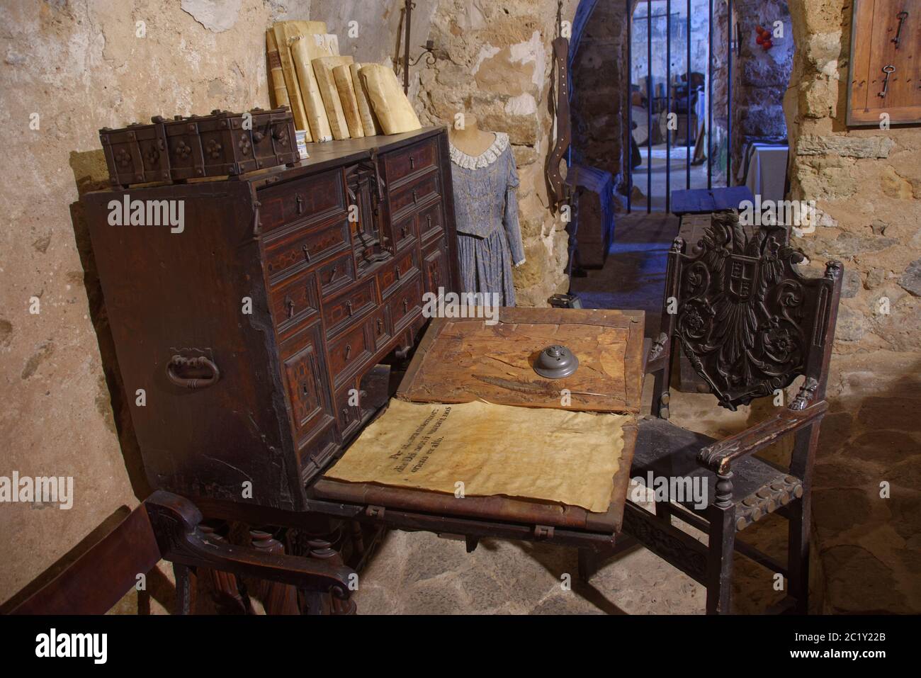 Banco del tribunale dell'Inquisizione spagnola nella Sala delle torture del palazzo la Granja, un museo delle tradizioni e della storia di Maiorca, Esporles, Maiorca. Foto Stock