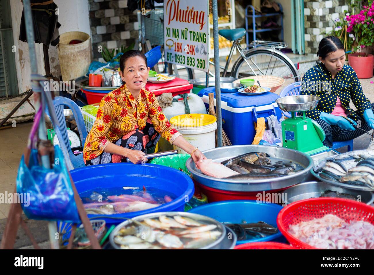 CAN Tho, Vietnam - Febbraio 2020 : mercato colorato del mattino. Mercato locale di cibo fresco. Foto Stock