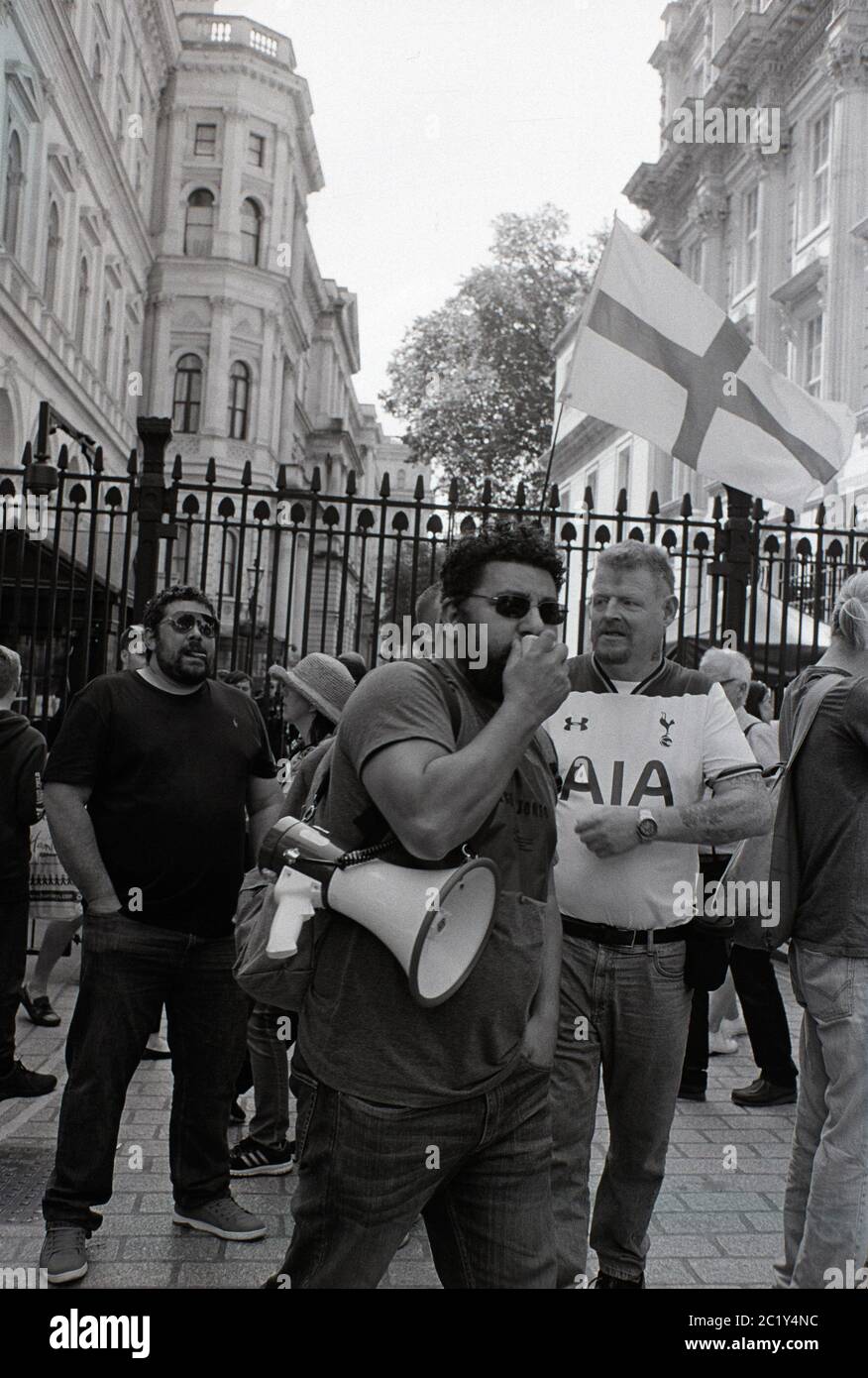 Manifestanti che chiedono di liberare Tommy Robinson a Londra, Regno Unito, il 26 maggio 2018. L'attivista Tommy Robinson è stato arrestato dalla polizia il 25 maggio 2018 e dai followi Foto Stock