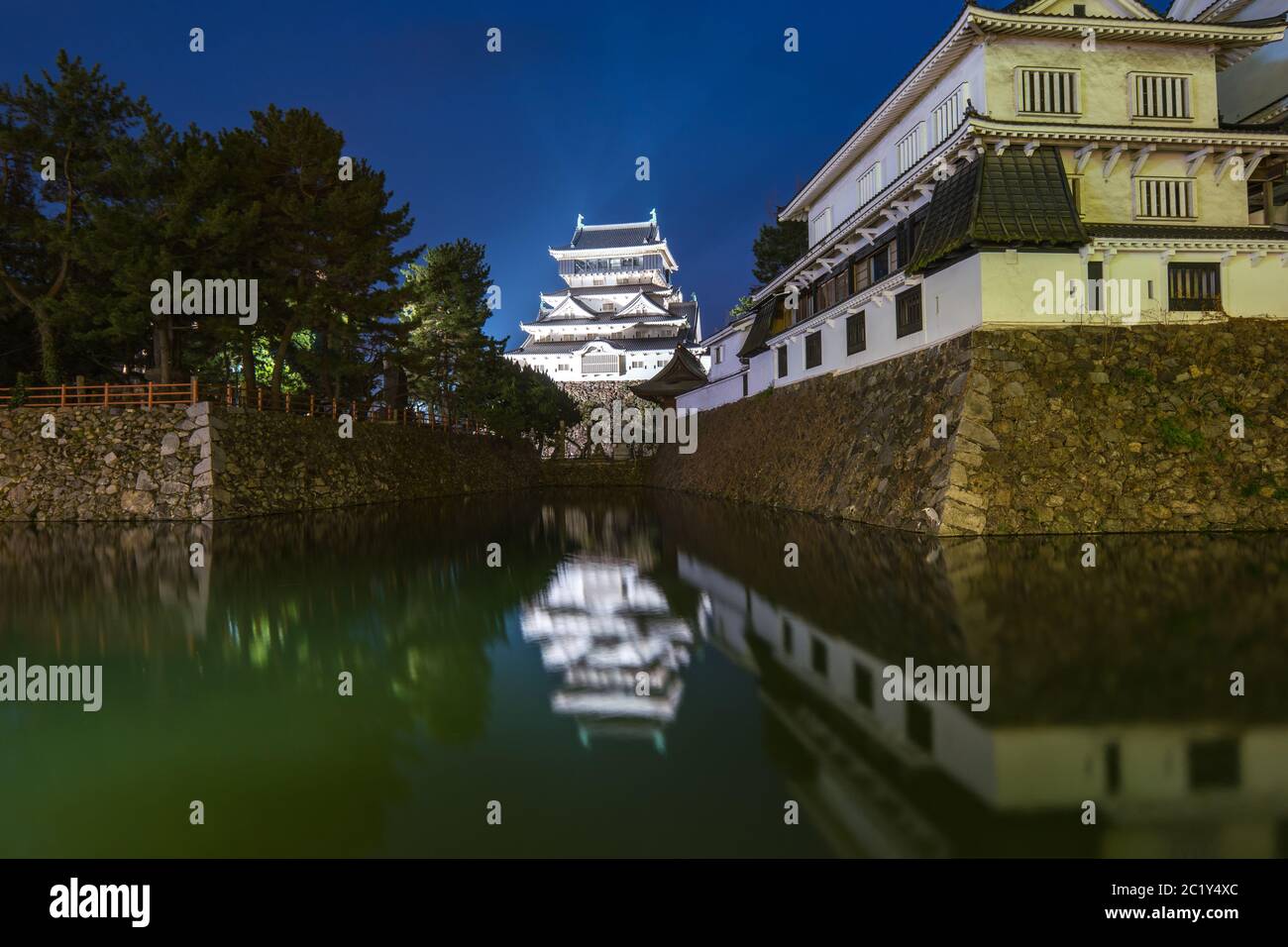 Vista notturna del Castello di Kokura di notte a Fukuoka, Giappone Foto Stock