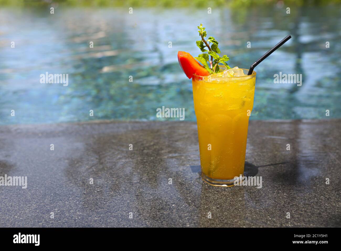 Cocktail mai Tai con rum chiaro, rum scuro, curacao arancione, sciroppo di mandorle, lime, cubetti di ghiaccio, ananas e menta presso la piscina Foto Stock