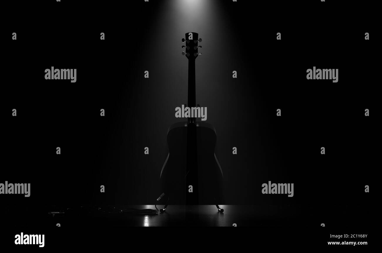 Una silhouette di una chitarra acustica poggiata su uno stand su un palco di un concerto musicale illuminato da un singolo e drammatico riflettore: Il rendering 3D Foto Stock