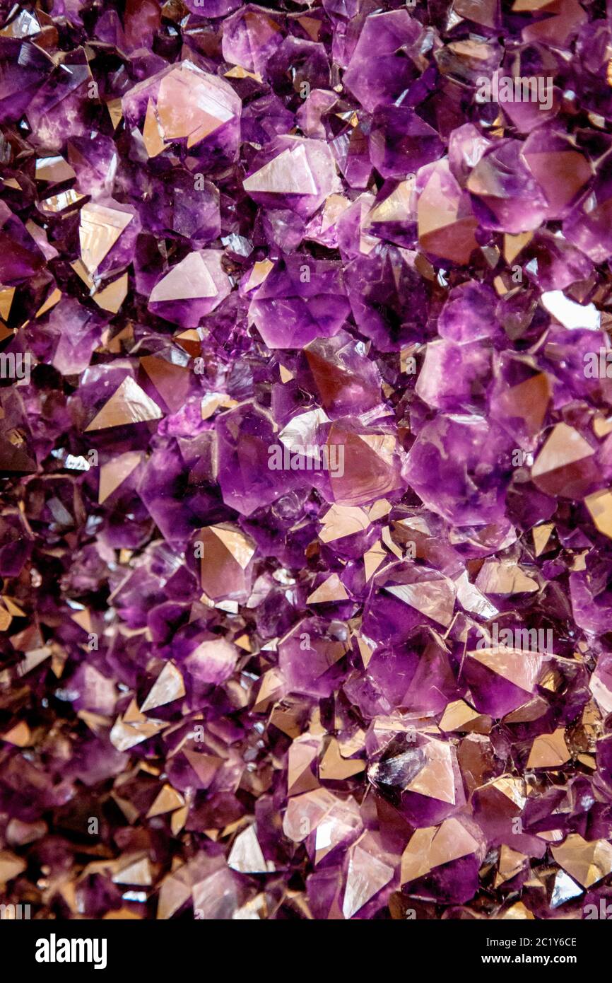 Cristallo viola ametista. Cristalli minerali in ambiente naturale. Consistenza di gemma preziosa e semireciosa Foto Stock