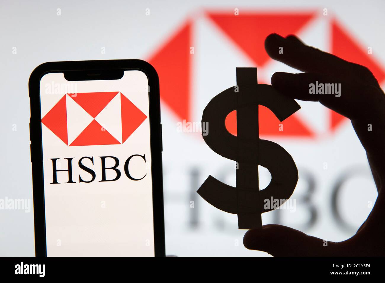 LONDRA, UK - Giugno 2020: Registro finanziario di HSBC con simbolo del dollaro Foto Stock