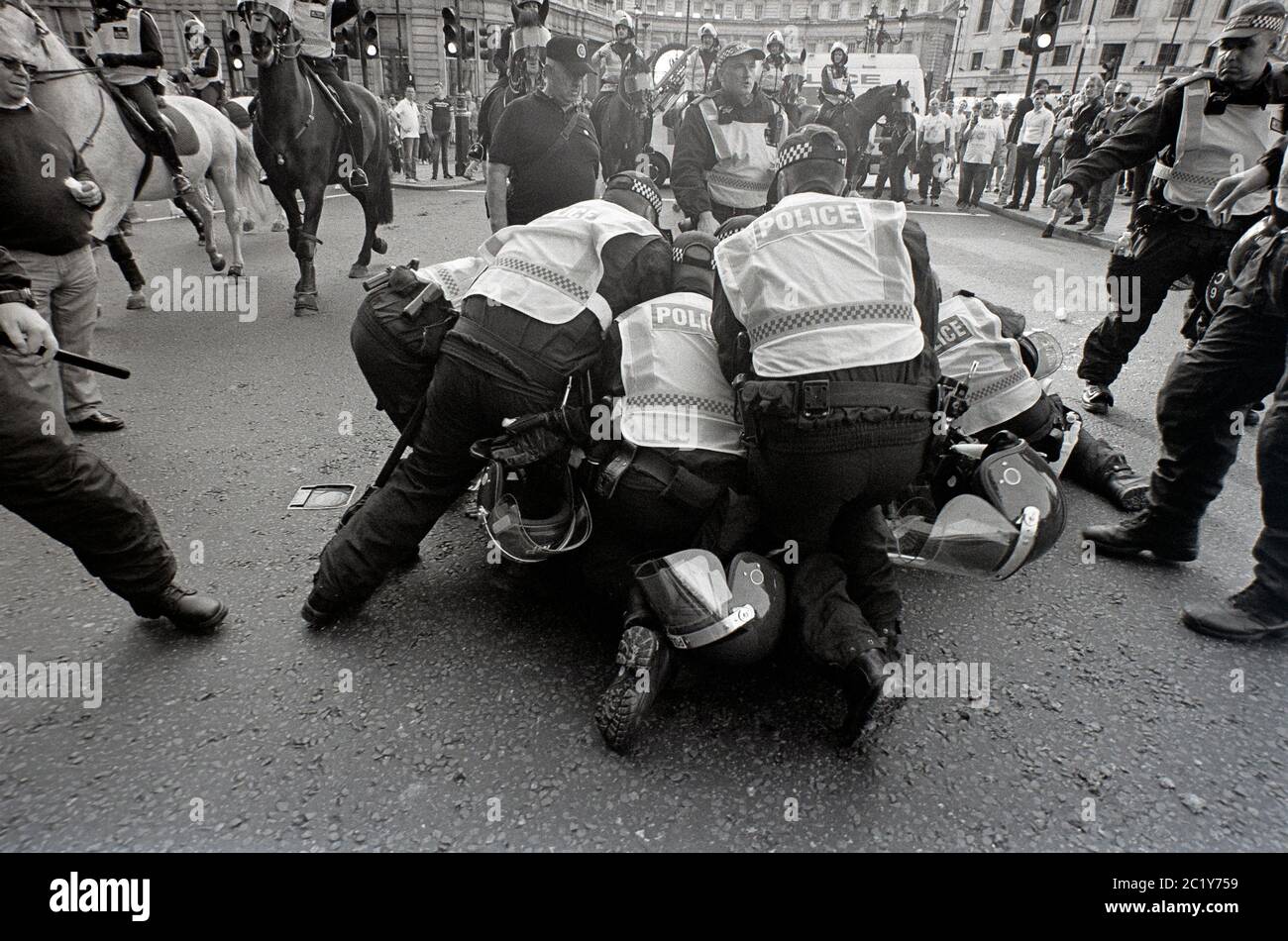 Persona di arresto della polizia alla Democratic Football Lads Alliance (DFLA) marzo, Londra, Regno Unito. 13 ottobre 2018 Foto Stock