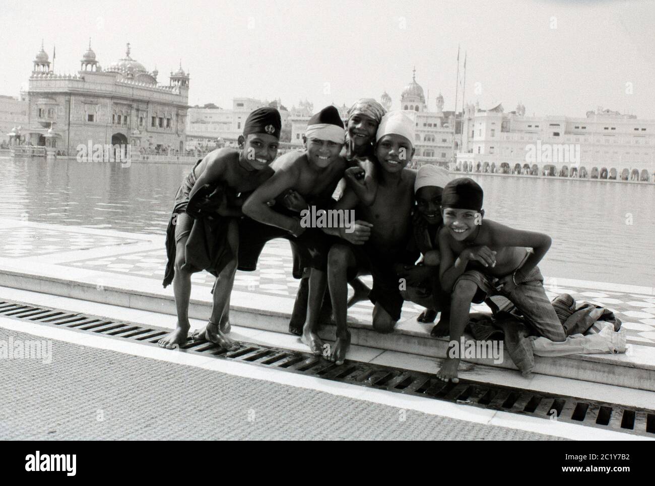 Bambini indiani che posano per una fotografia, Tempio d'Oro, Amritsar, India Foto Stock