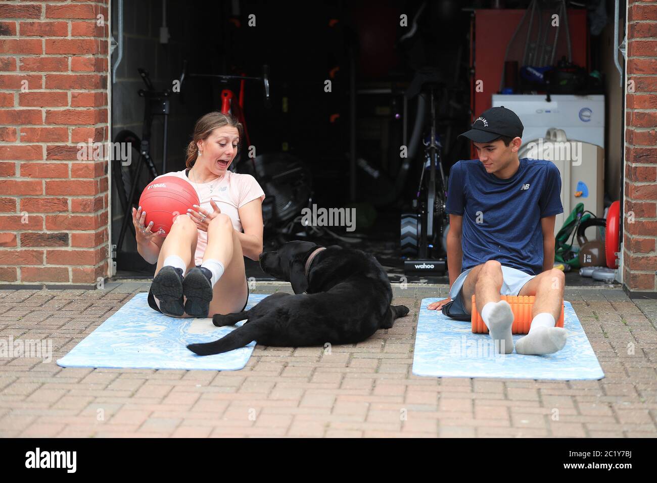 Triatleti Olivia Mathias e Alex Yee e il loro cane Dillion durante una sessione di allenamento a casa a Lincoln. Foto Stock