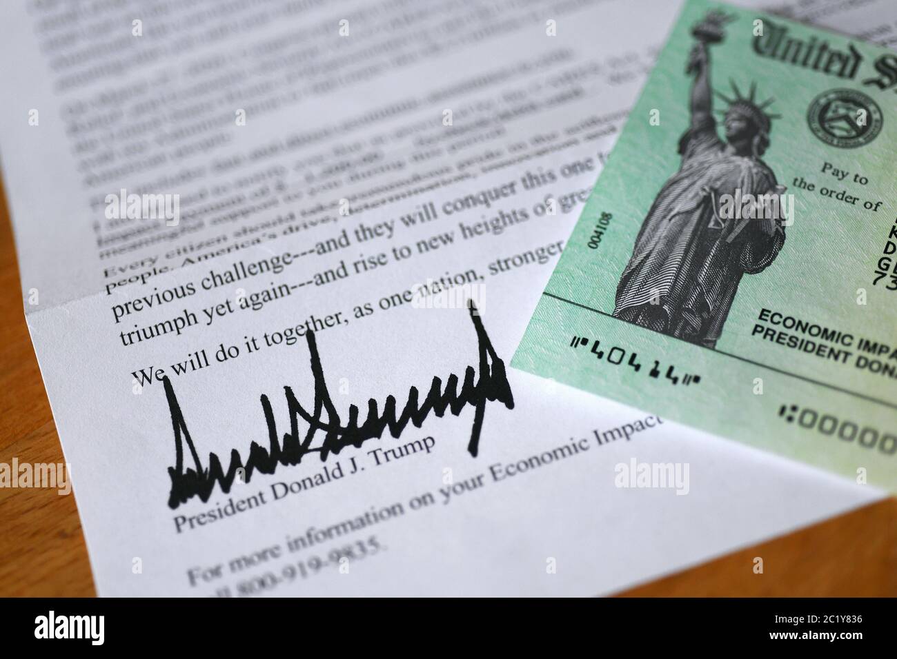 Lettera della Casa Bianca per un assegno per aiuti di emergenza alla maggior parte dei contribuenti statunitensi, con la firma del presidente degli Stati Uniti Donald J. Trump. Foto Stock