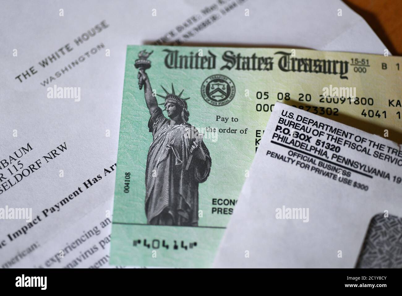 Lettera della Casa Bianca per un assegno per aiuti di emergenza alla maggior parte dei contribuenti statunitensi, con la firma del presidente degli Stati Uniti Donald J. Trump. Foto Stock