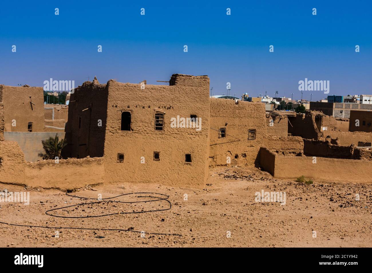 Le tradizionali case in mattoni di fango in rovina e parzialmente restaurate ad al Majmaah, Arabia Saudita Foto Stock