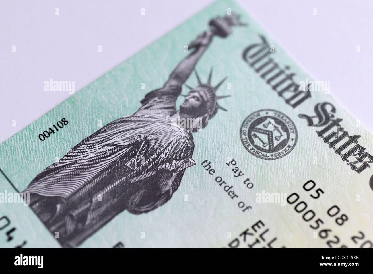 Lettera della Casa Bianca per un assegno per aiuti di emergenza alla maggior parte dei contribuenti statunitensi, con la firma del presidente degli Stati Uniti Donald J. Trump. Foto Stock