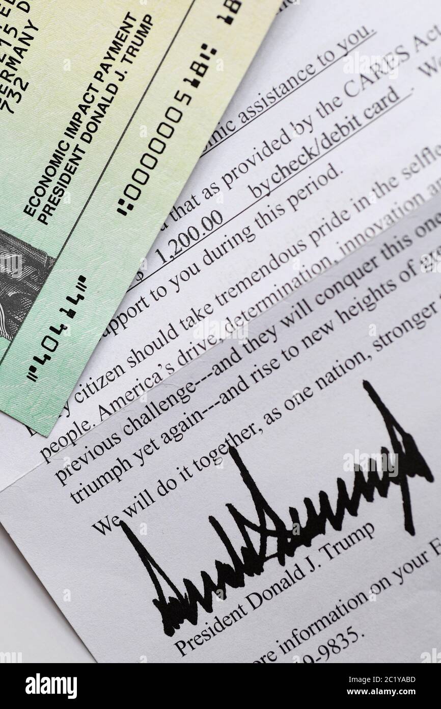 Lettera della Casa Bianca per un assegno per aiuti di emergenza alla maggior parte dei contribuenti statunitensi, con la firma del presidente degli Stati Uniti Donald J. Trump. Foto Stock