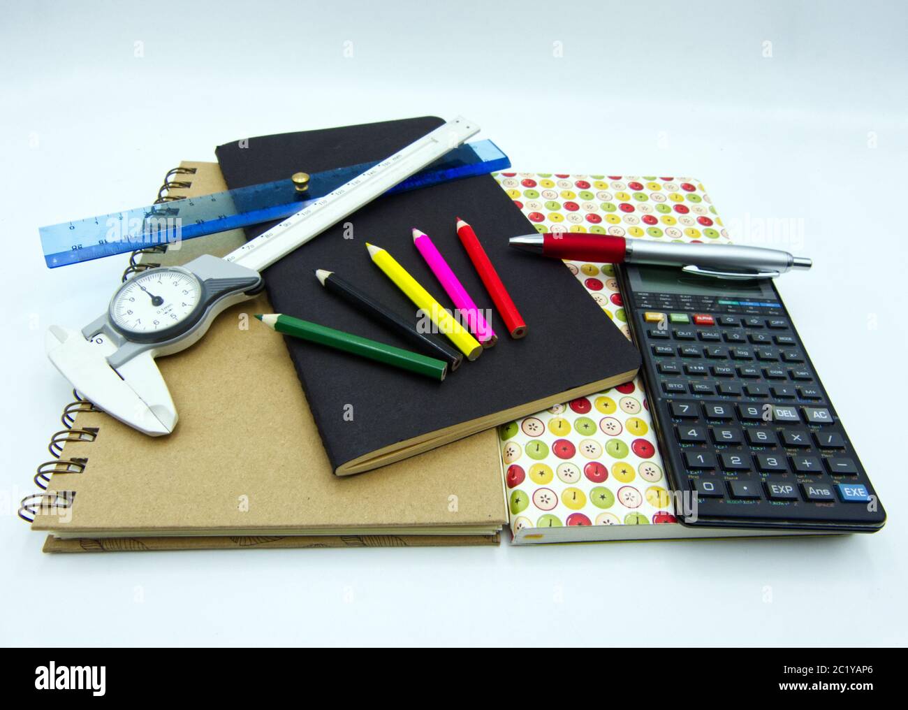 Diverse forniture scolastiche isolato su bianco. Si torna a scuola Foto Stock