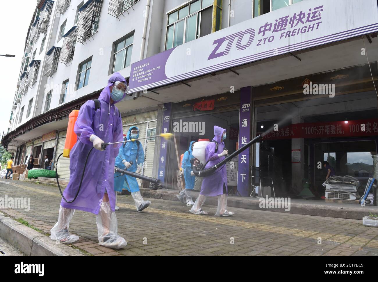 Tongren, provincia cinese di Guizhou. 16 Giugno 2020. Il personale effettua la disinfezione presso una società di logistica nella Contea Autonoma di Yuping Dong, nella provincia di Guizhou, nella Cina sudoccidentale, il 16 giugno 2020. Hotel, supermercati e strutture logistiche nella contea autonoma di Yuping Dong sono disinfettati in un'operazione di disinfezione il martedì per implementare i requisiti ambientali di salute e prevenzione epidemica. Credit: Yuanbin/Xinhua/Alamy Live News Foto Stock