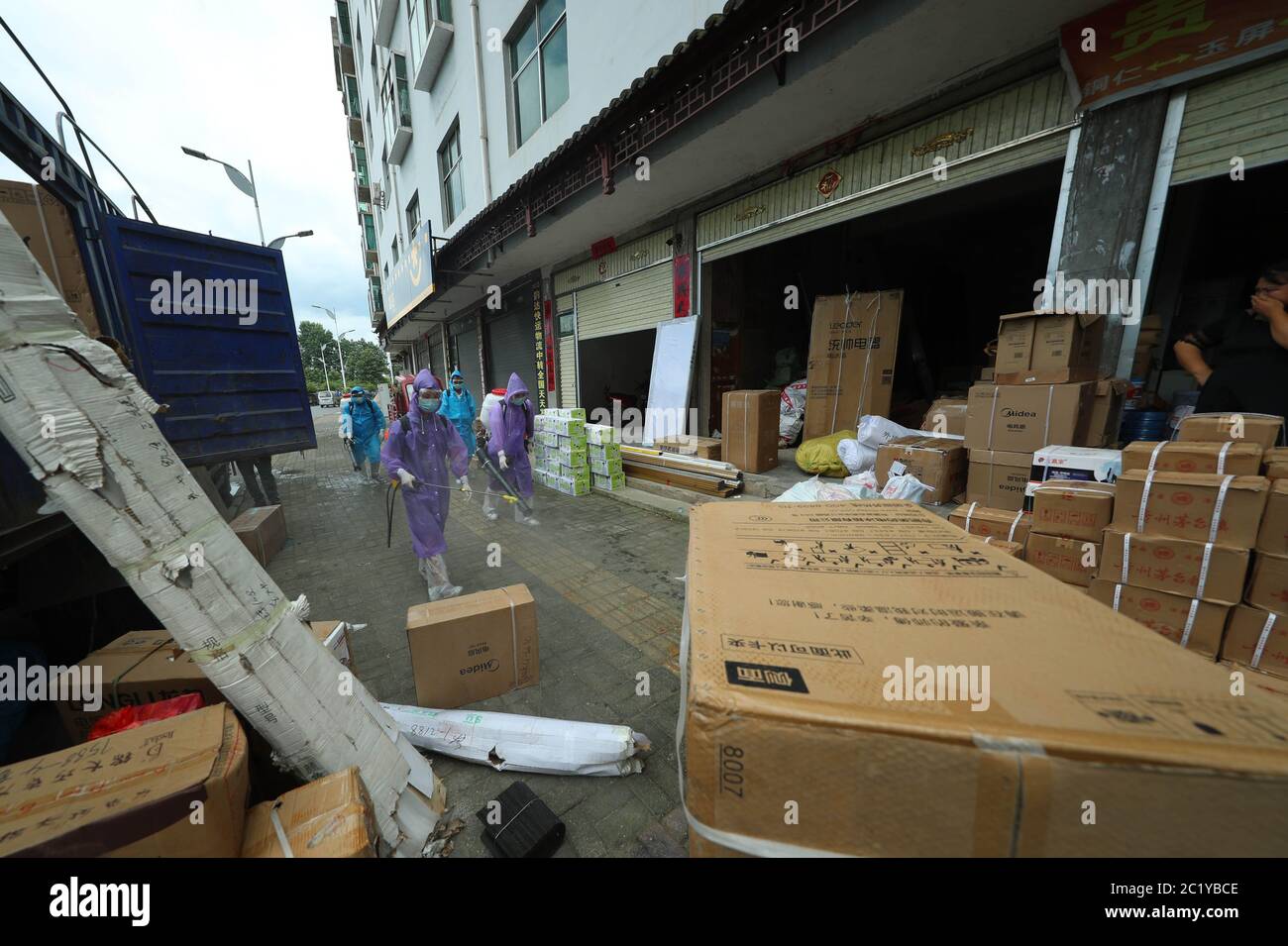 Tongren, provincia cinese di Guizhou. 16 Giugno 2020. Il personale effettua la disinfezione presso una società di logistica nella Contea Autonoma di Yuping Dong, nella provincia di Guizhou, nella Cina sudoccidentale, il 16 giugno 2020. Hotel, supermercati e strutture logistiche nella contea autonoma di Yuping Dong sono disinfettati in un'operazione di disinfezione il martedì per implementare i requisiti ambientali di salute e prevenzione epidemica. Credit: HU Panxue/Xinhua/Alamy Live News Foto Stock