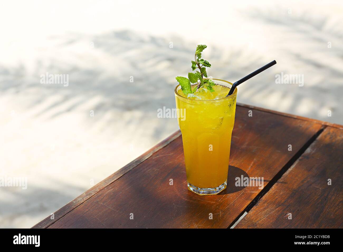 Cocktail mai Tai con rum chiaro, rum scuro, curacao arancione, sciroppo di mandorle, lime, cubetti di ghiaccio, ananas e menta Foto Stock