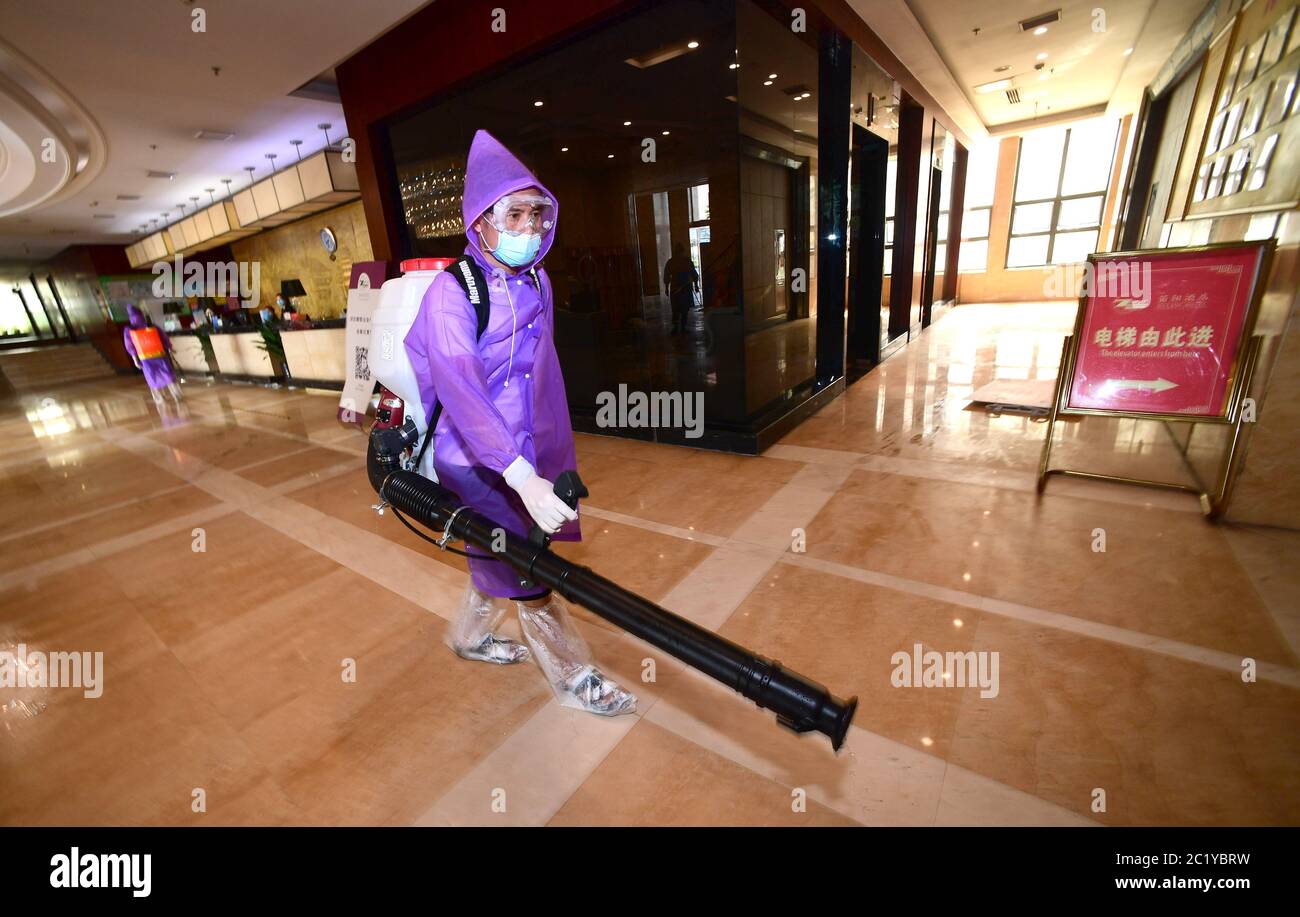 Tongren, provincia cinese di Guizhou. 16 Giugno 2020. Il personale effettua la disinfezione in un hotel nella Contea Autonoma di Yuping Dong, nella provincia sudoccidentale di Guizhou, 16 giugno 2020. Hotel, supermercati e strutture logistiche nella contea autonoma di Yuping Dong sono disinfettati in un'operazione di disinfezione il martedì per implementare i requisiti ambientali di salute e prevenzione epidemica. Credit: Yang Ying/Xinhua/Alamy Live News Foto Stock