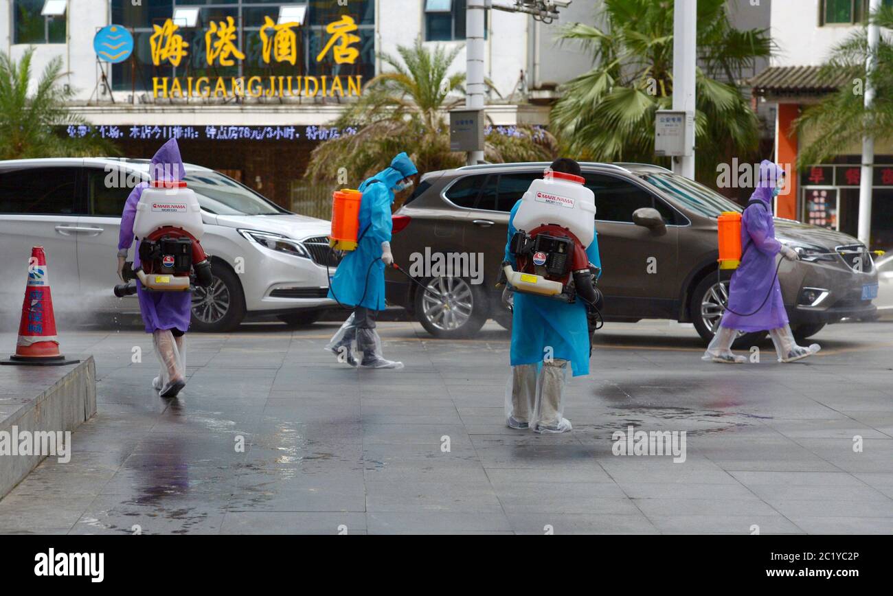 Tongren, provincia cinese di Guizhou. 16 Giugno 2020. Il personale effettua la disinfezione vicino ad un hotel nella Contea Autonoma di Yuping Dong, nella provincia sudoccidentale di Guizhou, 16 giugno 2020. Hotel, supermercati e strutture logistiche nella contea autonoma di Yuping Dong sono disinfettati in un'operazione di disinfezione il martedì per implementare i requisiti ambientali di salute e prevenzione epidemica. Credit: Yang Ying/Xinhua/Alamy Live News Foto Stock