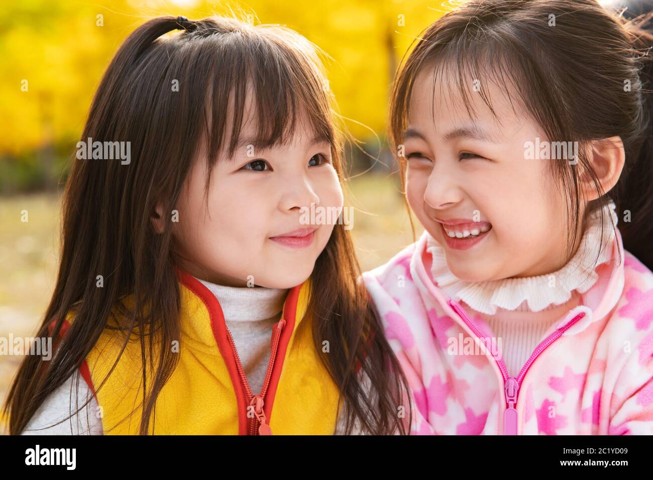 Due bambine che giocano nel parco Foto Stock