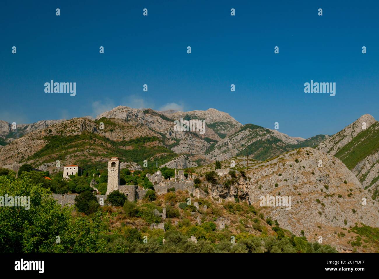 tramonto sulla montagna e il riflesso degli edifici nel brillare del tramonto sull'acqua sulla montagna Foto Stock