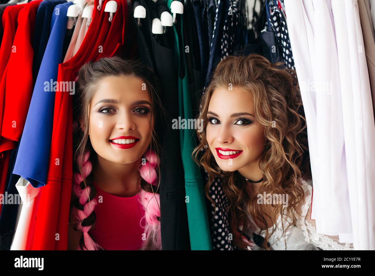 Felice ragazze alla moda per divertirsi insieme,trascorrere il tempo in negozio. Foto Stock