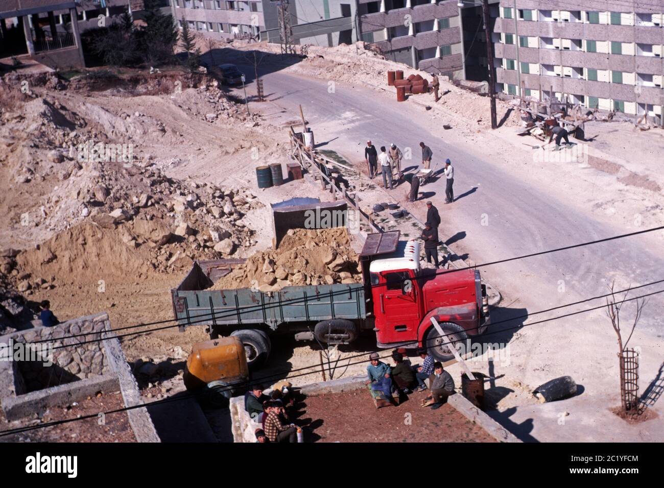 Fotografia scattata il 1969 febbraio di lavoratori in un cantiere residenziale per nuovi immigrati ebrei a IR Ganim G - un quartiere nella Gerusalemme sud-occidentale Israele Foto Stock