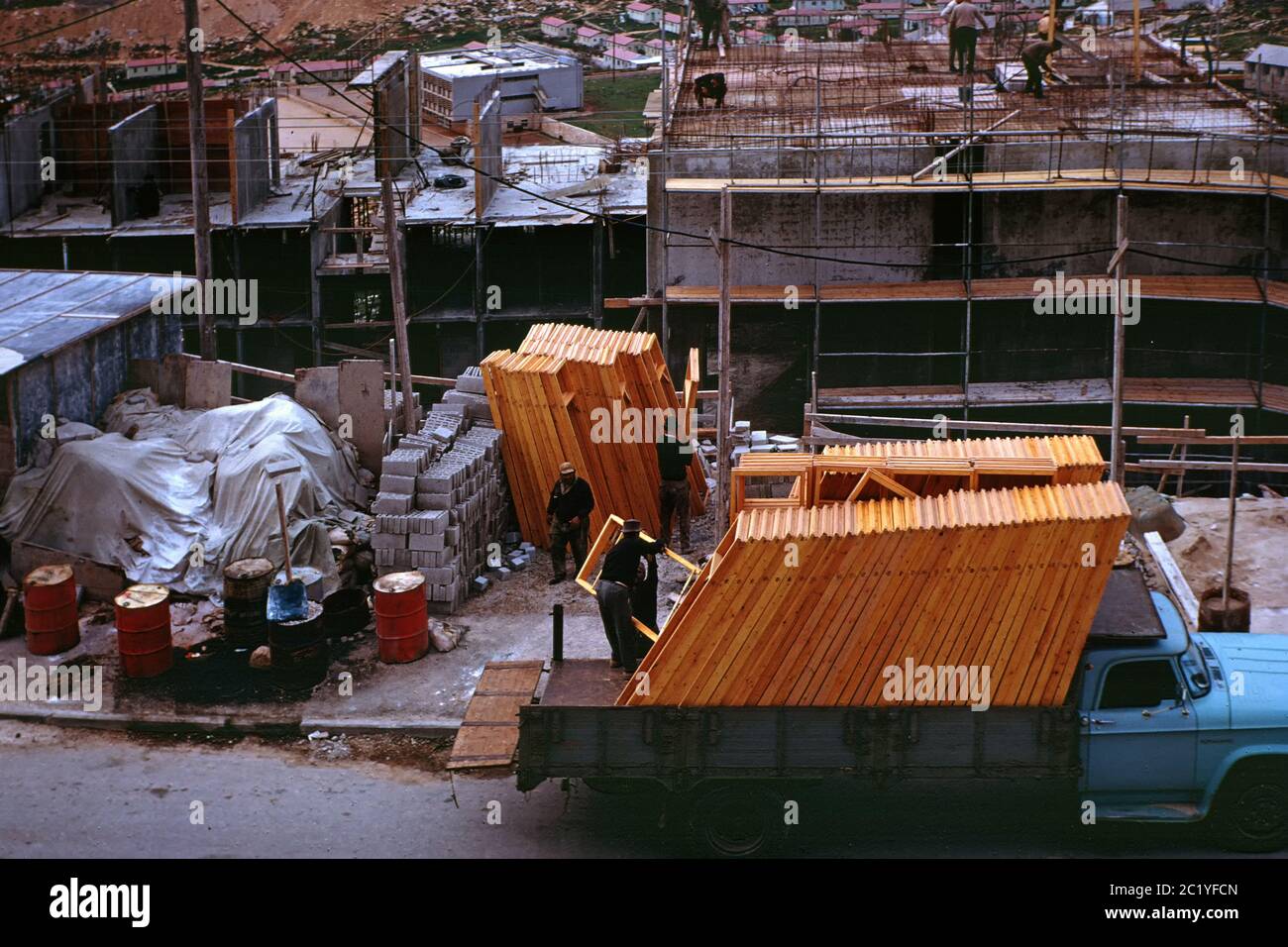 Fotografia scattata il 1969 febbraio di lavoratori in un cantiere residenziale per nuovi immigrati ebrei a IR Ganim G - un quartiere nella Gerusalemme sud-occidentale Israele Foto Stock